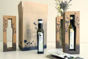 Packaging sostenibile per olio di oliva con borsa personalizzata e design eco-friendly